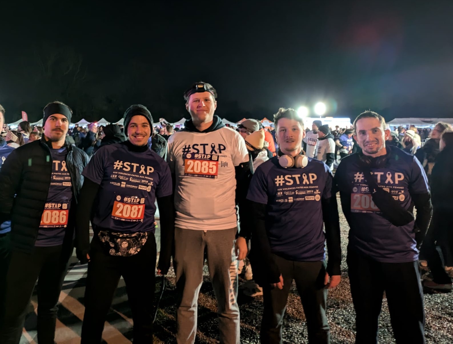 Cinq collaborateurs IT-Room en T-shirts #STOP lors d'une course solidaire nocturne contre les violences faites aux femmes
